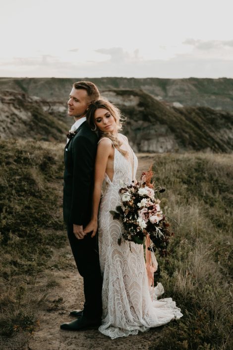 drumheller photoshott with bride and groom holding burgundy and blush bouquet