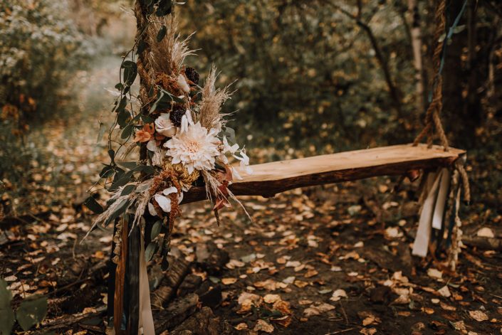 Swing flowers in fall neutral colours; dahlias, roses, pampas grass, scabiosa, bunny tail, fall foliage, chrysanthemum, amaranth