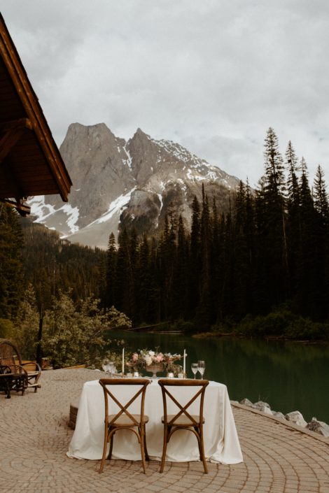 Emerald Lake sweetheart table with view of the Rocky mountains