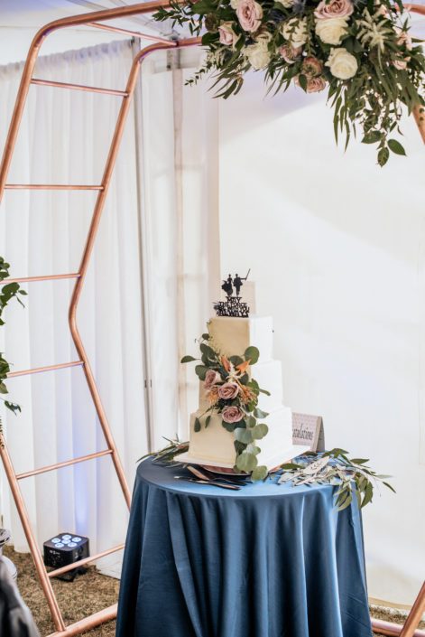 Mauve and Navy Winter Wedding cake decorated with amnesia roses, eryngium and eucalyptus
