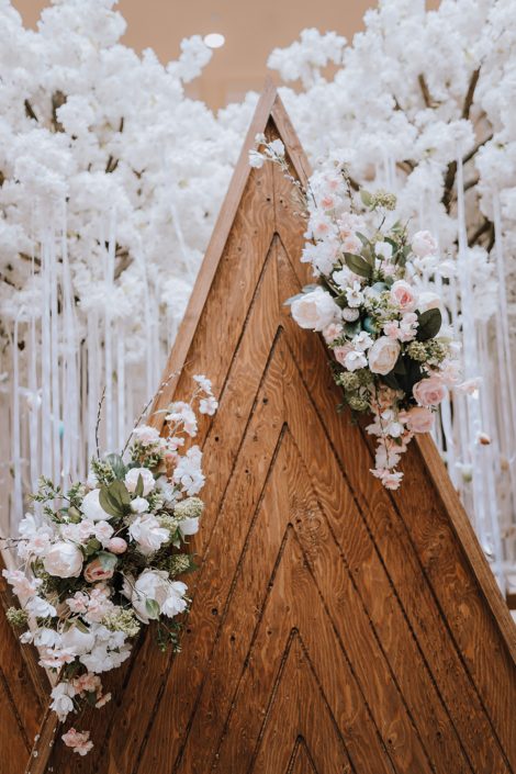Mountain backdrop made of wood decorated with artificial flowers in pastel colors