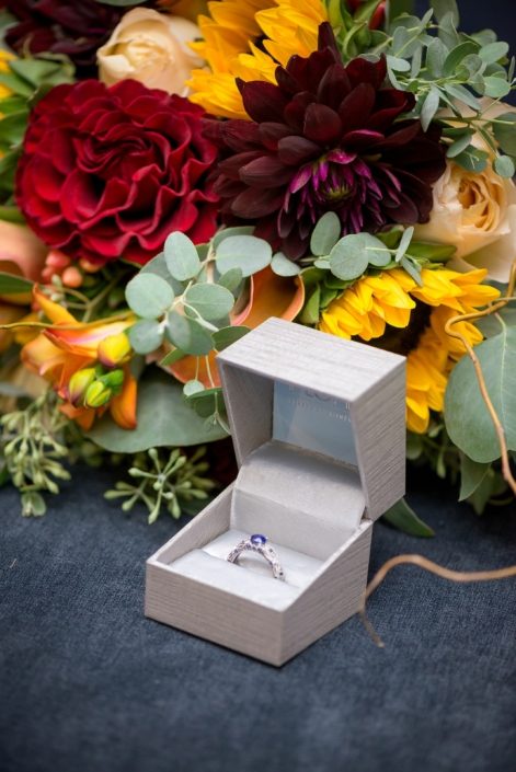 qC0mDHoQ6 ring and autumn bouquet