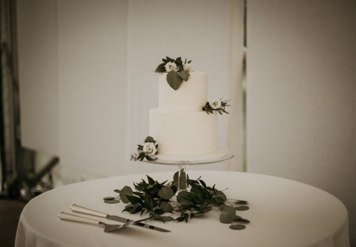 Elegant white cake flowers