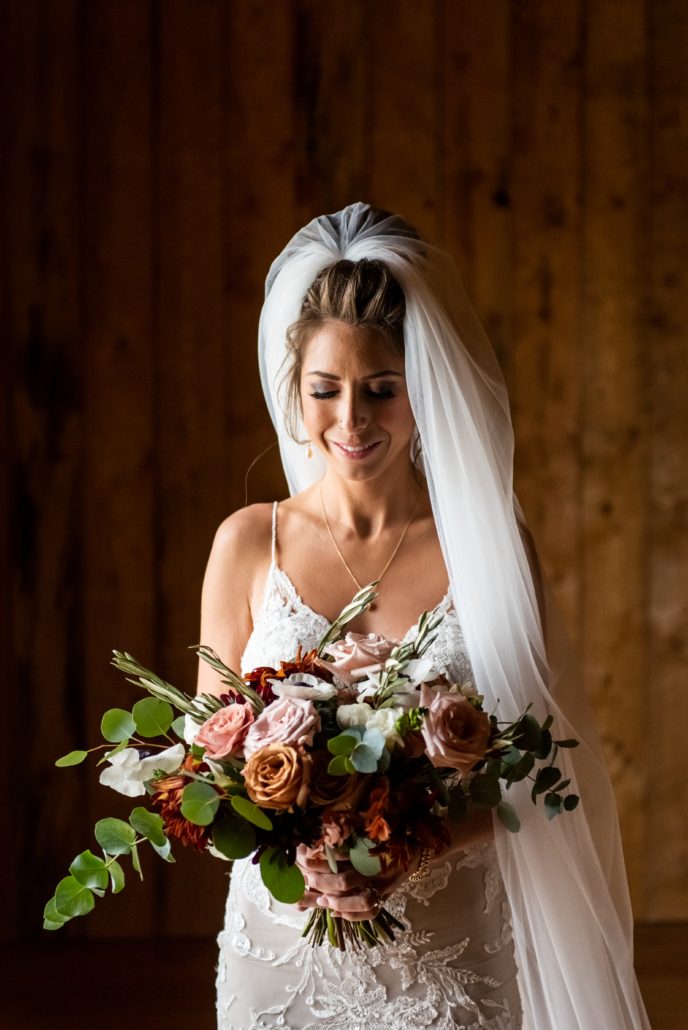 bride with modern boho autumn bouquet