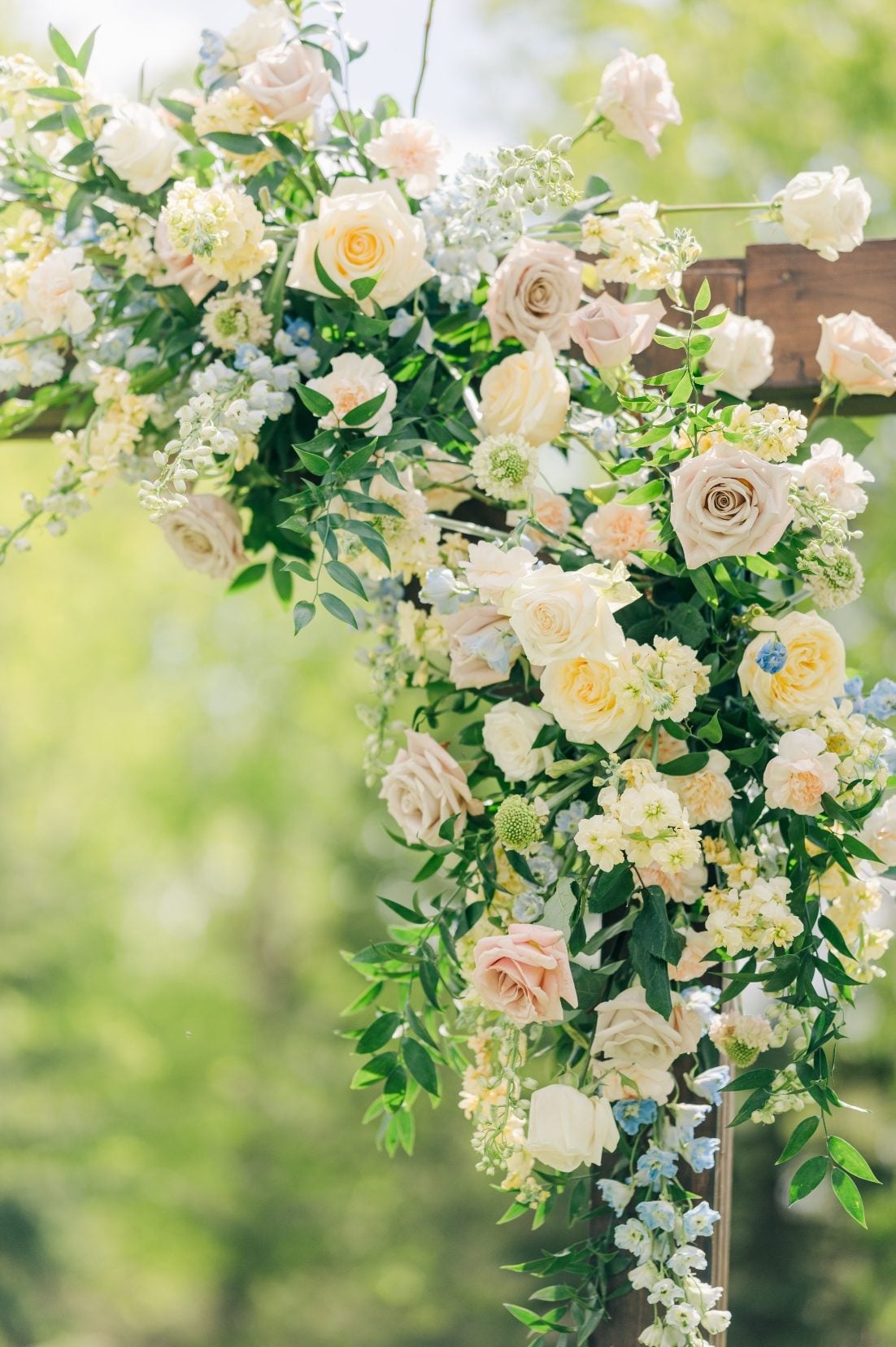 A close up of the floral design on the archway.