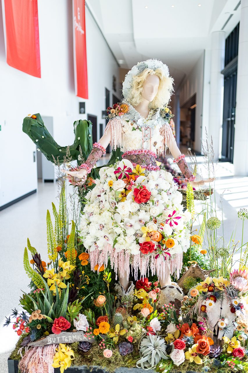 The country artist Dale Evan as a floral mannequin, with dessert inspired accents for the display, including a large cactus made of foliage.