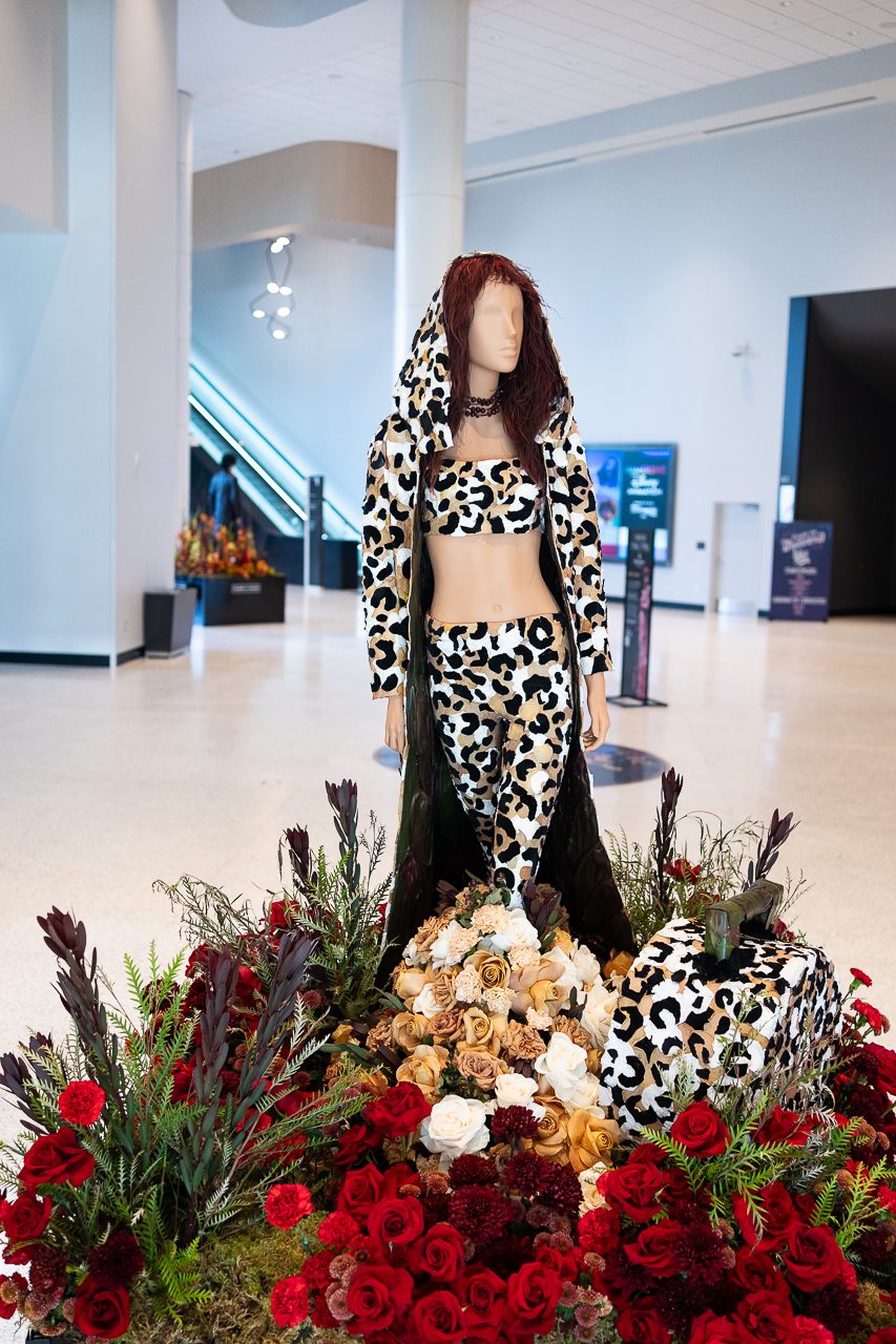 Shania Twain in her iconic long, hooded coat in cheetah print. The Florist did an amazing job creating the cheetah print with individual petals.