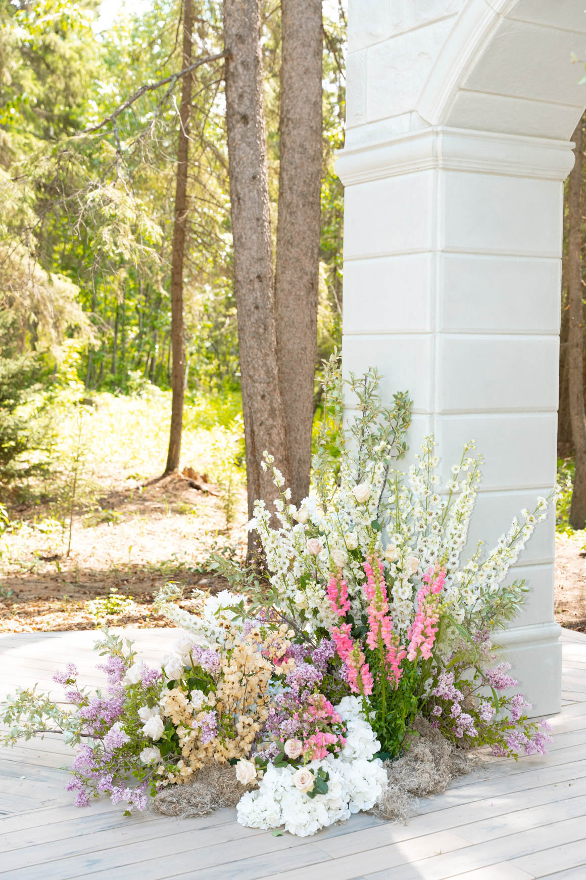 The floral instalment on the other side of the archway, shorter in height for an asymmetrical look.