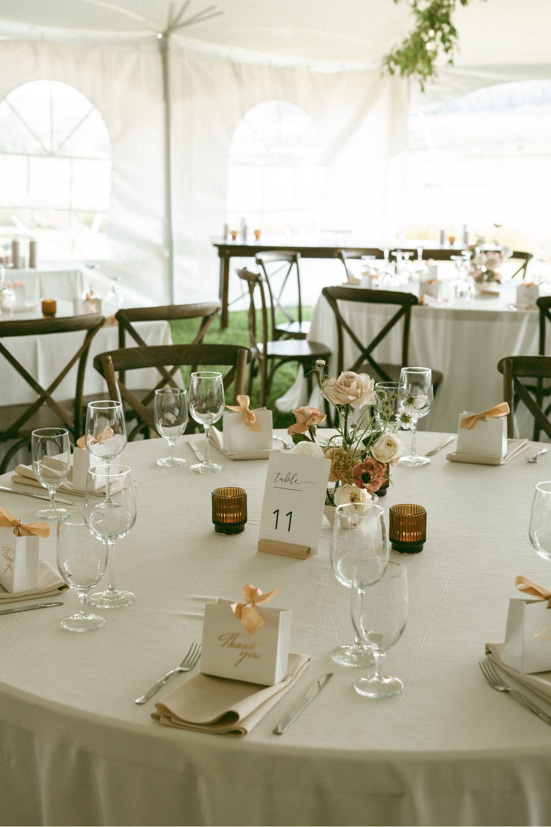 One of the round tables featuring an ikebana inspired centrepiece in blush and pink tones.
