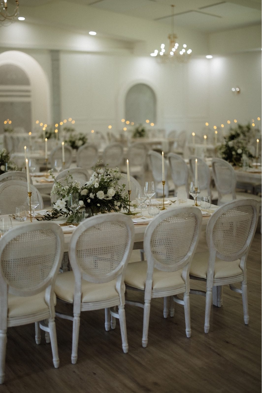White and Green Centrepieces at Archway Manor White and green garden inspired centrepieces at Archway Manor.