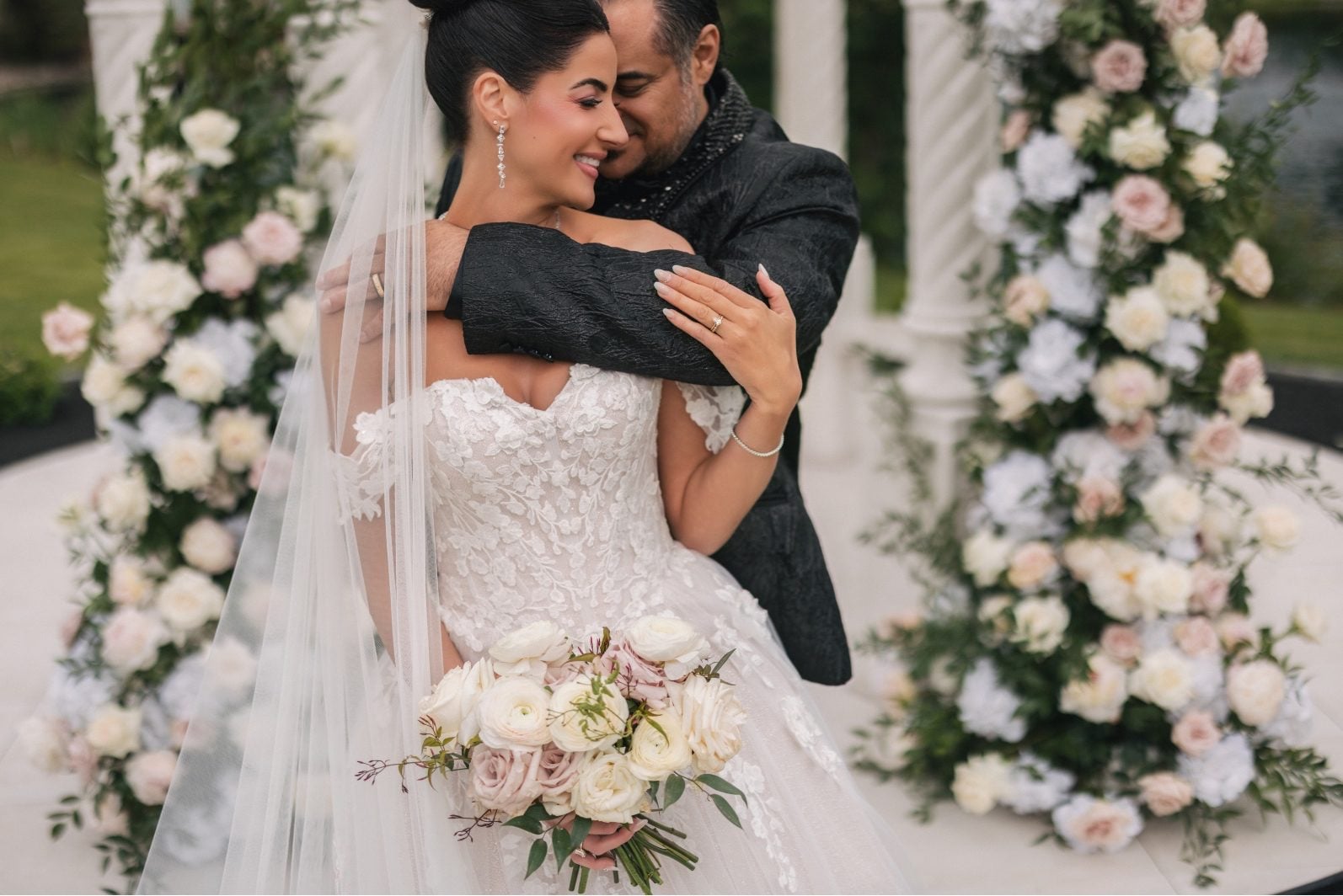 Champagne and Blush Calyx Couple at Archway Manor