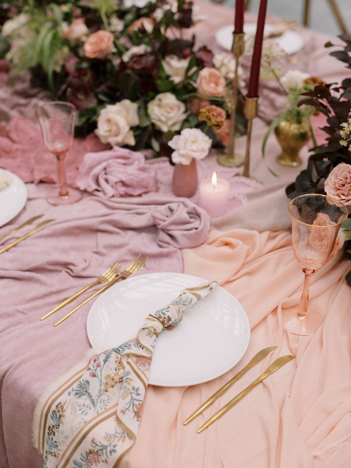 Justine Milton Marsala True to Hue Table Linens Place setting for True to Hue photoshoot at The Valley featuring gold cutlery, peached toned glassware, a simple white plate with a pastel patterned linen.
