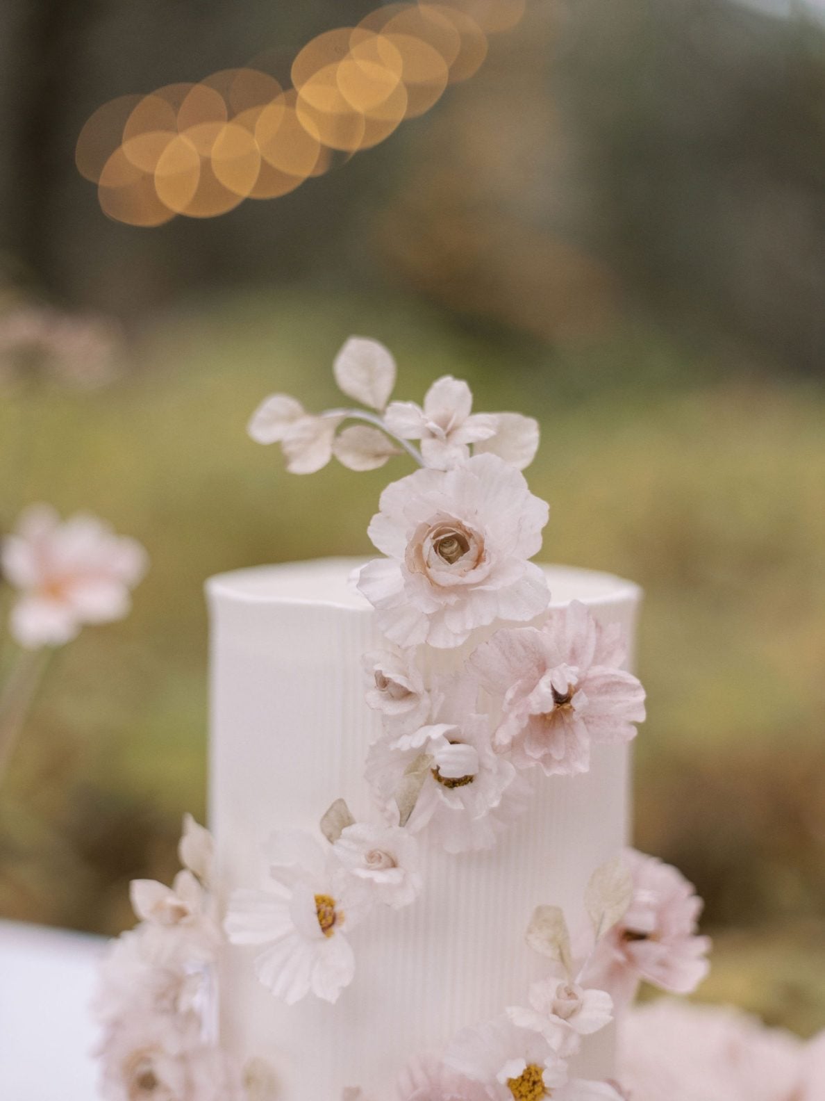 Justine Milton True to Hue Cake Flowers Close up of the details of the flowers on the wedding cake for this True to Hue shoot for Bronte Bride.